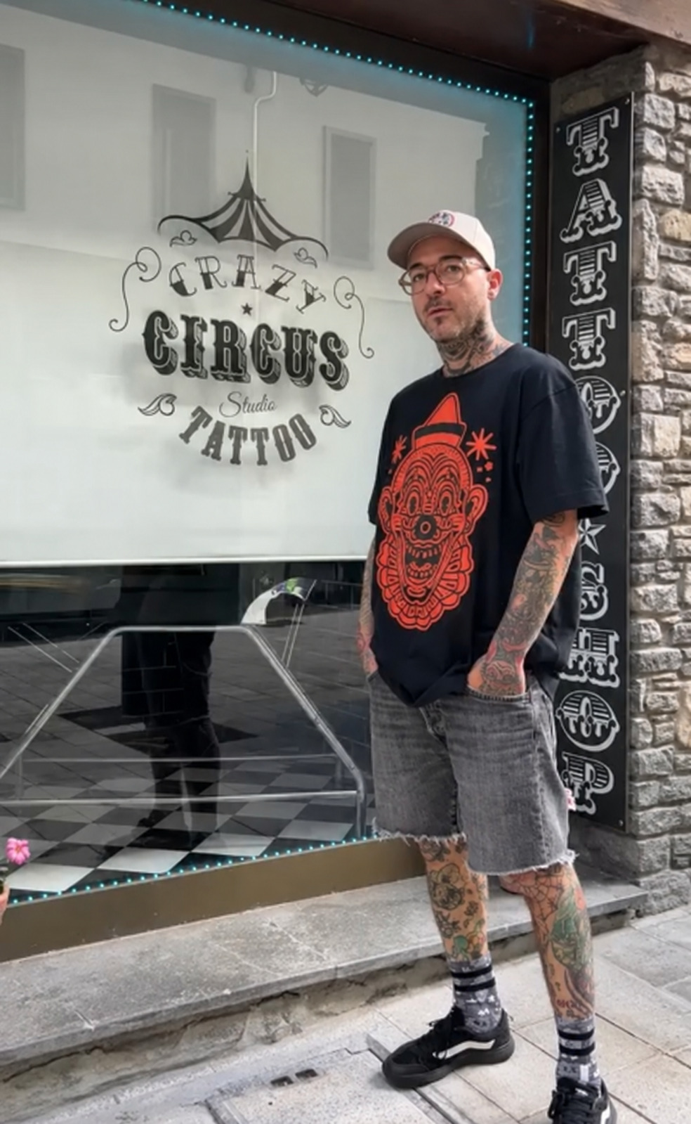 Pako delante del estudio Crazy Circus Tattoo