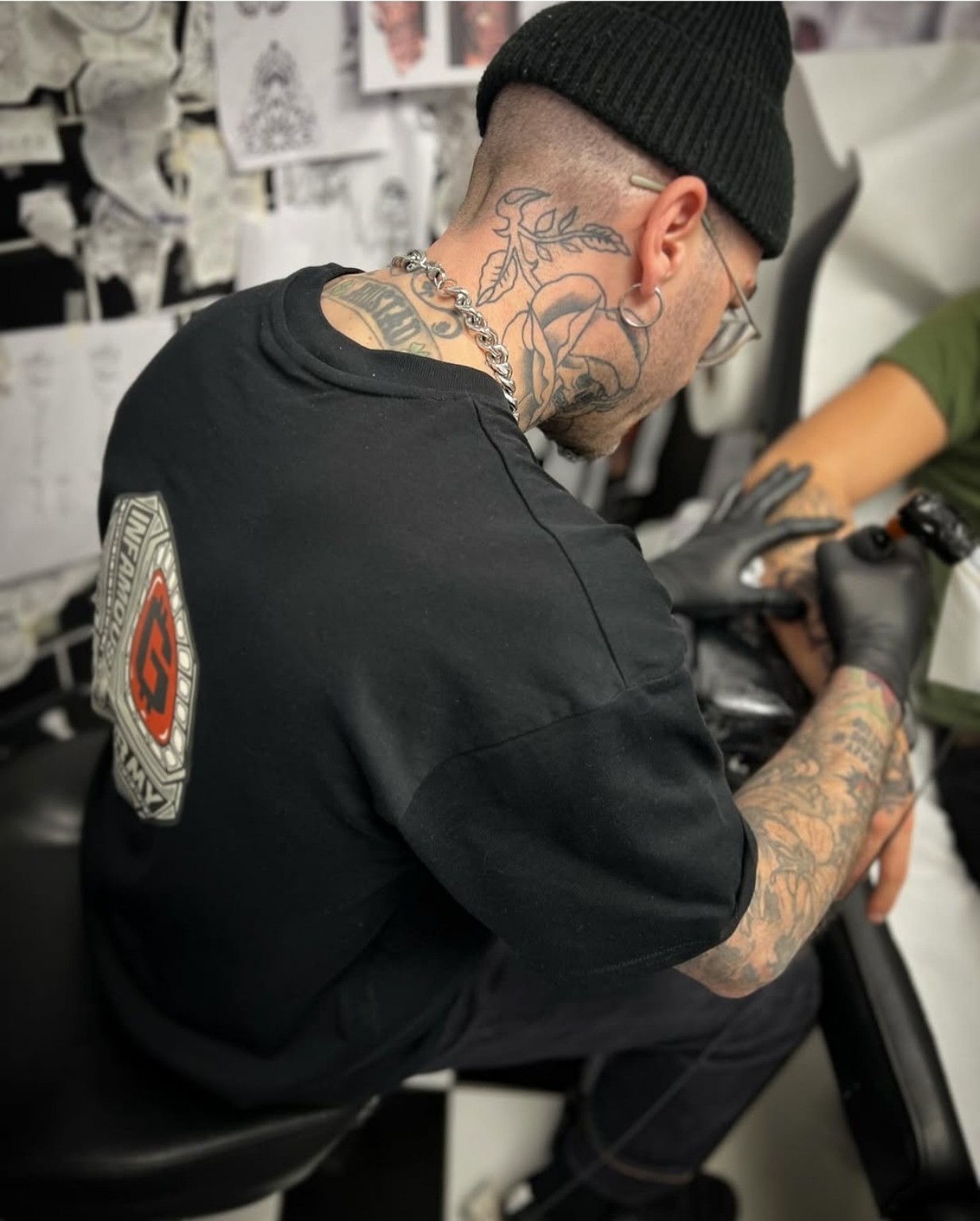 Pako trabajando durante una sesión de tatuaje