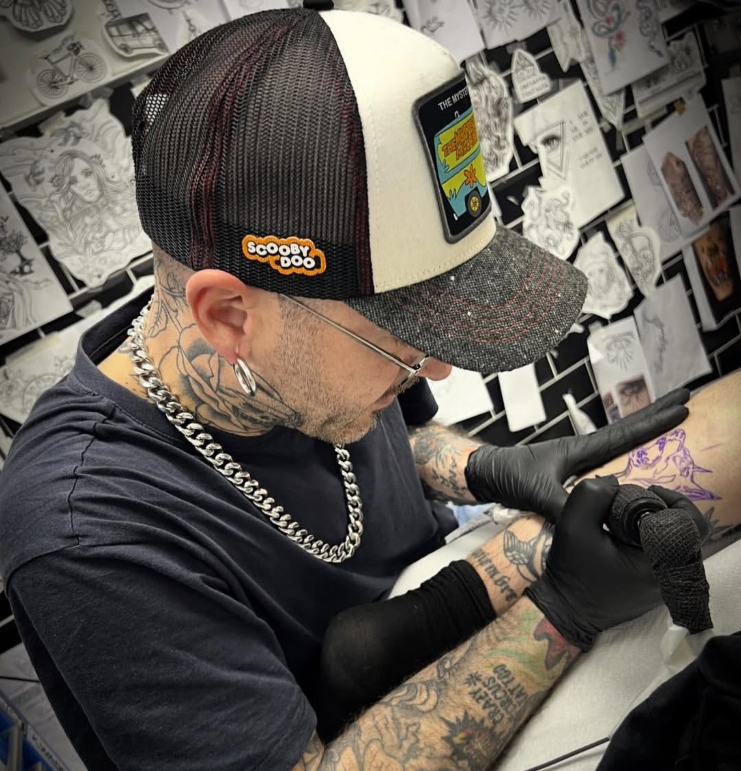 Pako tatuando en el estudio Crazy Circus Tattoo