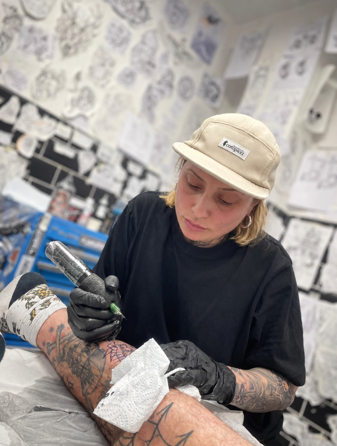 Sol Vietto tatuando en el estudio